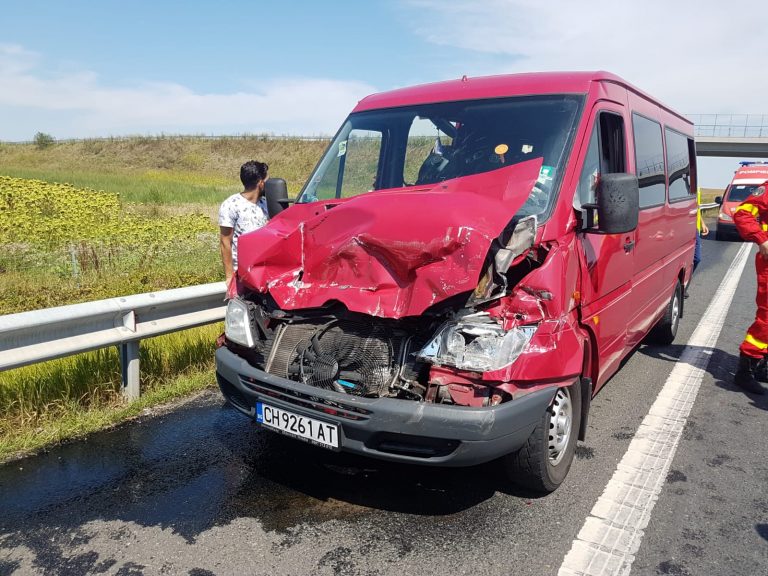 Accident grav între un microbuz și un camion, pe A1. 12 persoane implicate, dintre care 3 copii