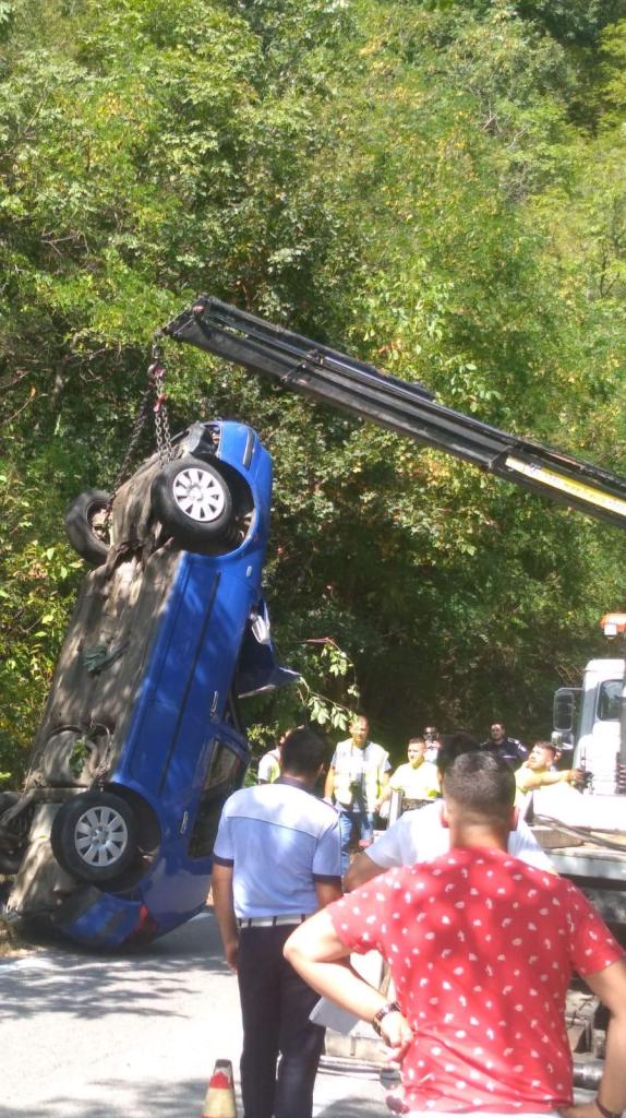 Accident în Caraș-Severin! O mașină s-a rostogolit într-o râpă de peste 10 metri! În vehicul se aflau trei persoane, printre care un minor!