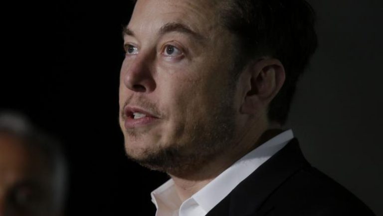Elon Musk vrea ca oamenii să trimită mesaje pe telefon cu puterea minții. Ce este Neuralink, noua companie a miliardarului