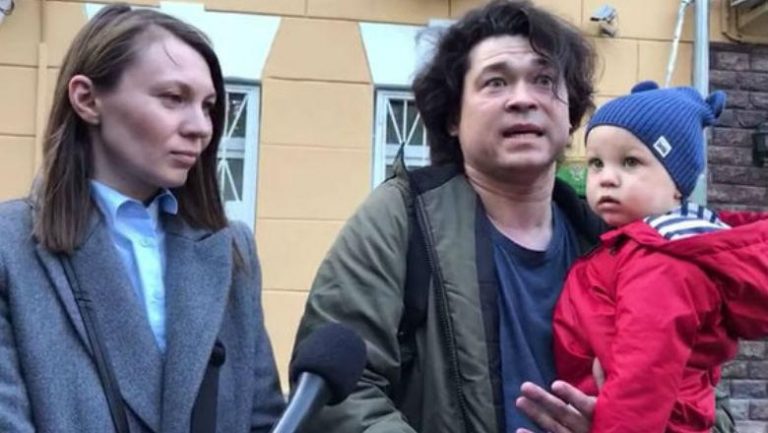 Doi tineri din Rusia riscă să fie decăzuți din drepturile părintești, după ce s-au dus cu copilul la miting