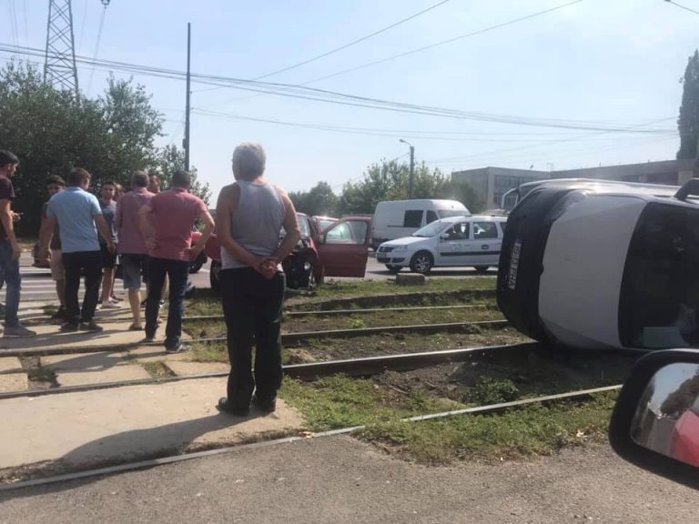 Tramvaie blocate, după un accident spectaculos în Timișora