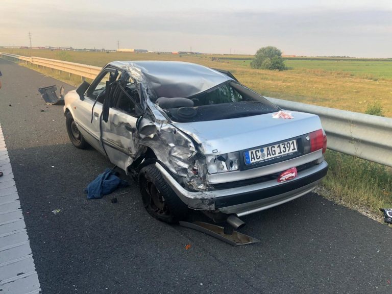 Doi soți și copiii lor au ajuns la spital în urma unui accident pe A1
