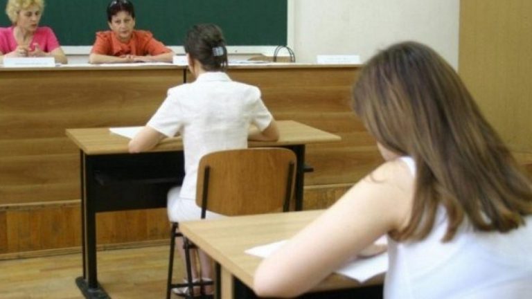 Caz rar: O elevă eliminată de la bacalaureat pentru că a intrat cu telefonul în sală a câştigat în instanţă dreptul la examen