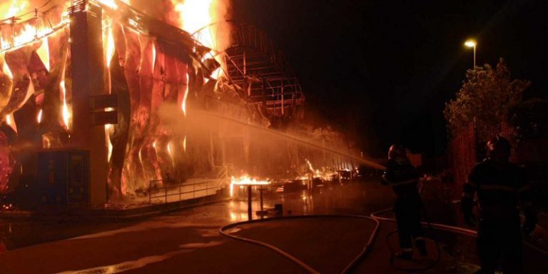 Un club din Mamaia, făcut scrum. Focul a fost lichidat după aproape patru ore