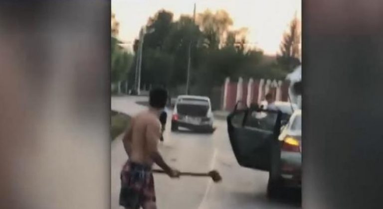 Bătaie în plină stradă după ce șoferul unui maxi-taxi a refuzat să oprească între stații VIDEO