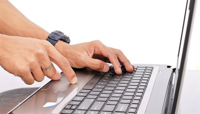 Suspect de lansarea online de ameninţări cu moartea, identificat de poliţişti