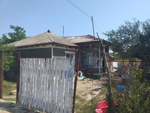 Un bărbat şi-a înjunghiat soţia apoi a încercat să se sinucidă. Poliţiştii au deschis un dosar penal