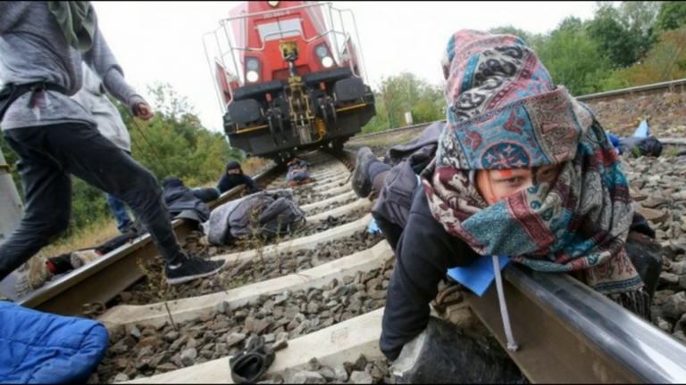 Un tren cu maşini Volkswagen a fost blocat în Germania. Activiştii s-au legat cu lanţuri de şine, în semn de protest (VIDEO)