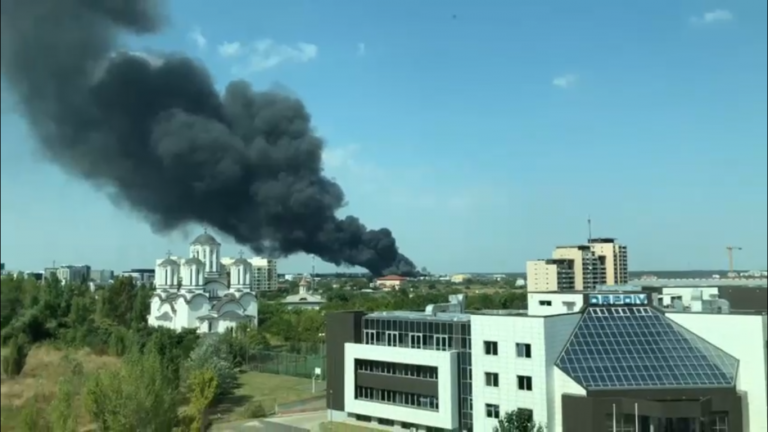 Incendiu puternic la o hală. Peste 100 de pompieri mobilizați pentru stingerea focului. Fumul gros, vizibil de la kilometri