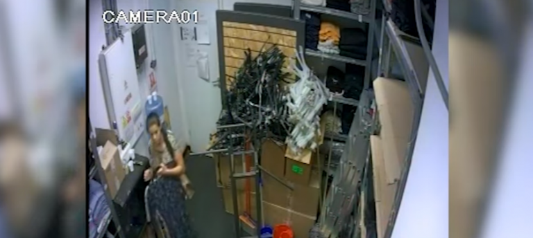 Hoață filmată în timp ce fura bani dintr-o magazie a mall-ului din Craiova (VIDEO)
