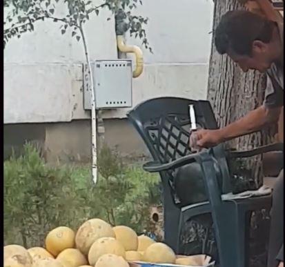 Vânzător surprins în timp ce injecta pepenii cu seringa, evacuat din piaţă