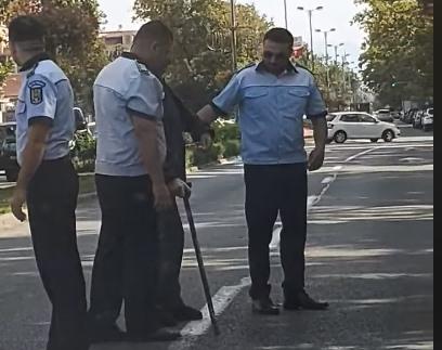 Așa da! Trei polițiști, filmați în timp ce ajutau un bătrân să treacă strada VIDEO