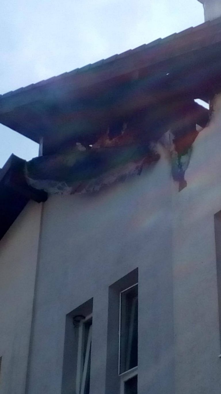 Incendiu la acoperișul unui restaurant din Timiș. Zeci de persoane, autoevacuate