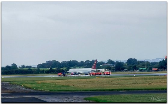 Un avion folosit de militarii americani a luat foc pe un aeroport din Irlanda. Zeci de zboruri suspendate