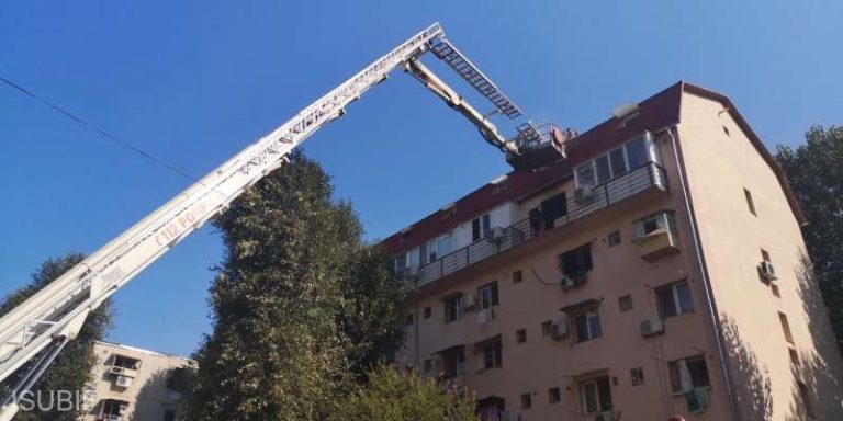 Incendiu la mansarda unui bloc. O femeie a avut nevoie de îngrijiri medicale