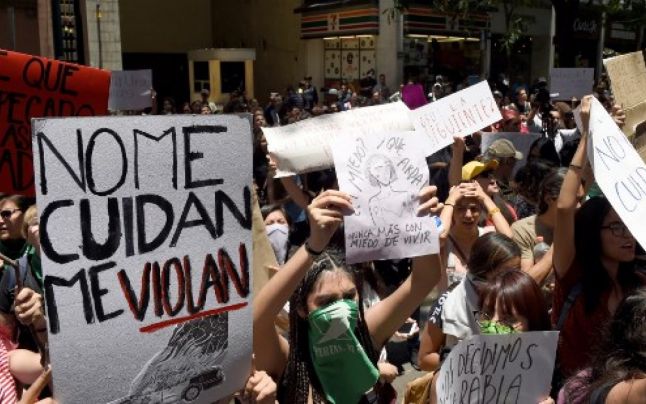 Fete violate de polițiști. Proteste pe străzile din Mexic