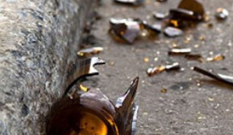 De la distracție, la un pas de omor! Bărbat rănit cu o sticlă spartă în zona gâtului de un tânăr de 17 ani