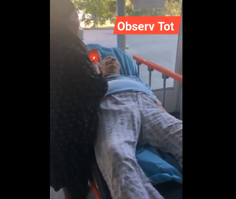 Alarmant! Un pacient mort zace pe targă în fața spitalului din Drobeta Turnu Severin (VIDEO)