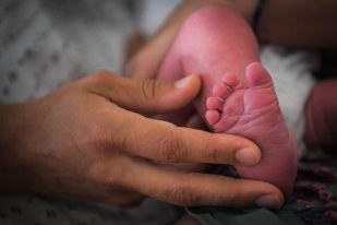 Cazul şocant din Suceava: Primele concluzii arată că bebeluşul găsit asfixiat în pungă s-a născut viu şi a fost ucis de mamă