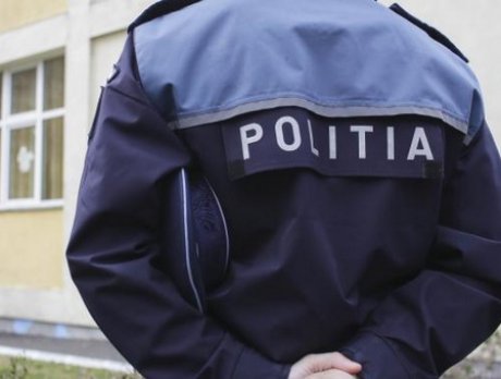 Un poliţist din Hunedoara, acuzat că racola tinere pentru prostituție