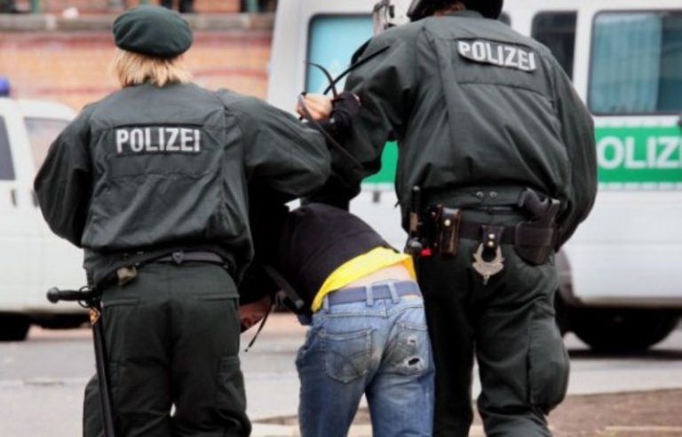 Polițiștii germani au „dat pe spate” când au văzut ce era în portbagajul unor români