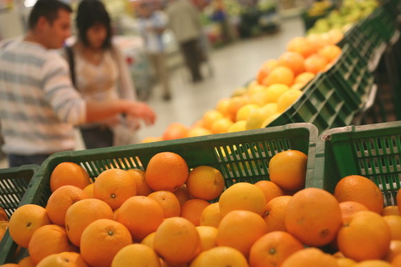 Paznic mușcat de… nas de un hoț de portocale, într-un hipermarket din vestul țării