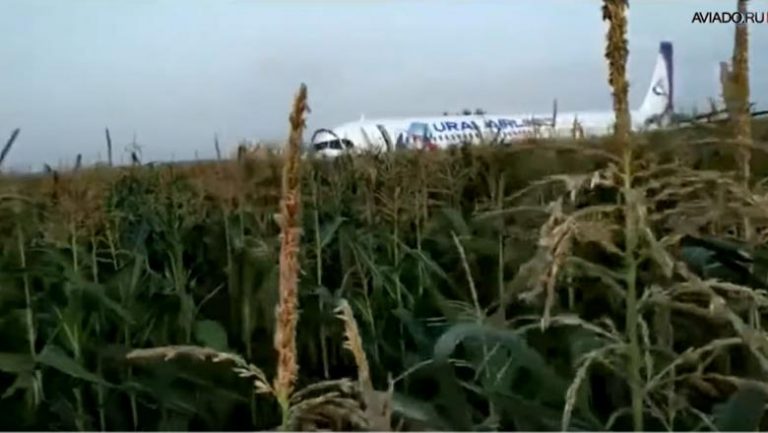 Aterizare forțată pe un câmp lângă un aeroport din Moscova. 23 de oameni au fost răniţi