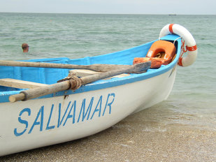 Tânără scoasă din mare în stare gravă, după ce a intrat în apă deşi era arborat steagul roşu