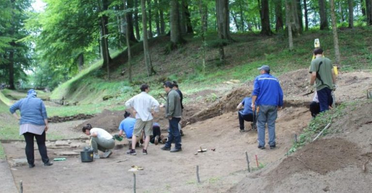 Săpături la o nouă cale de acces descoperită în zona sacră a Sarmizegetusei Regia