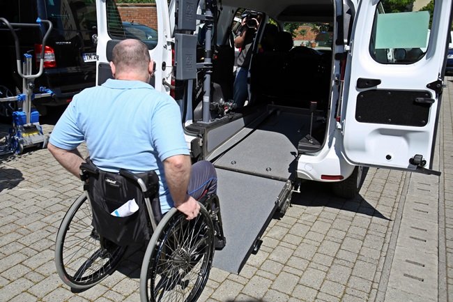 Taxiuri gratuite special amenajate pentru persoanele cu dizabilităţi