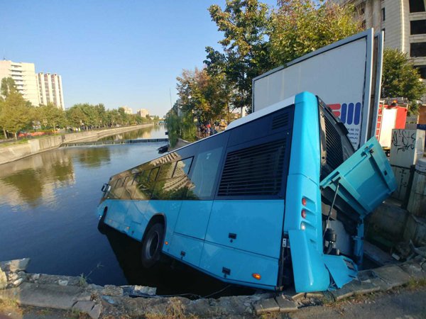 Un autobuz STB a căzut în apă