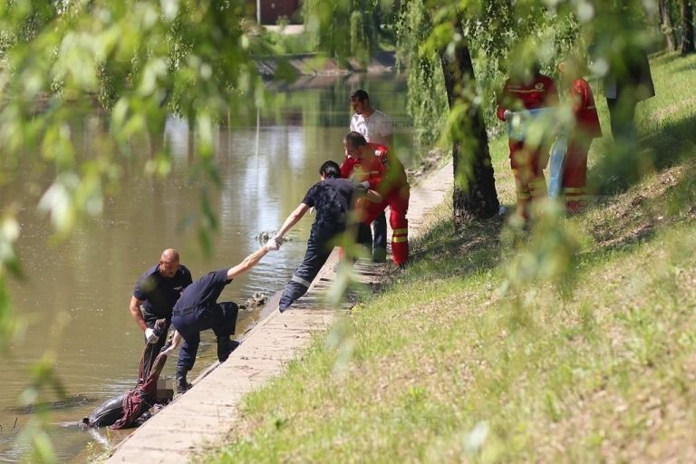 Pompierii, chemați de urgență pentru a scoate o persoană care s-ar fin înecat în Canalul Bega