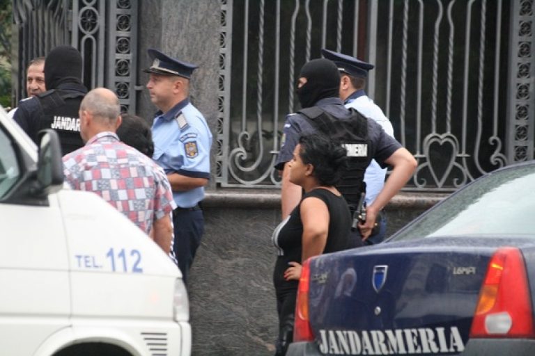Sute de romi au luat cu asalt Spitalul Județean Arad după un deces al unei rude VIDEO