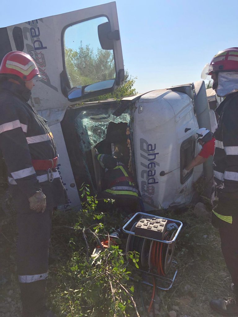 Accident DN 65 | Șoferul unui TIR a murit după ce s-a răsturnat cu autotrenul