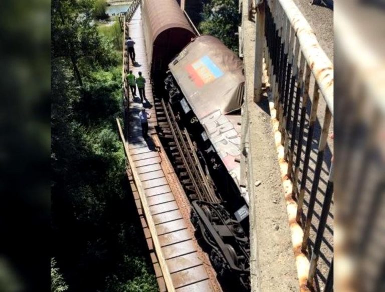 Locomotiva şi patru vagoane ale unui tren au deraiat pe un pod în Suceava. Traversele erau putrede