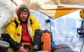 Alpinistul arădean Zsolt Torok va fi înmormântat marți. Sicriul, depus în holul principal al Teatrului de Stat din Arad