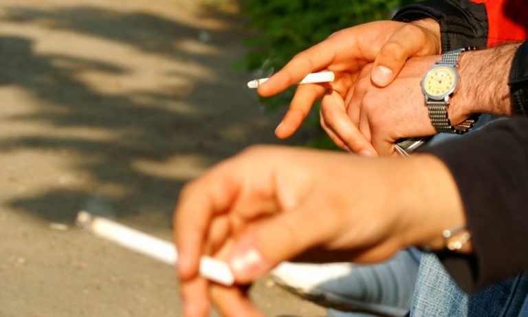 Peste 5,6 milioane de români fumează zilnic. Care este vârsta medie la care încearcă prima țigară