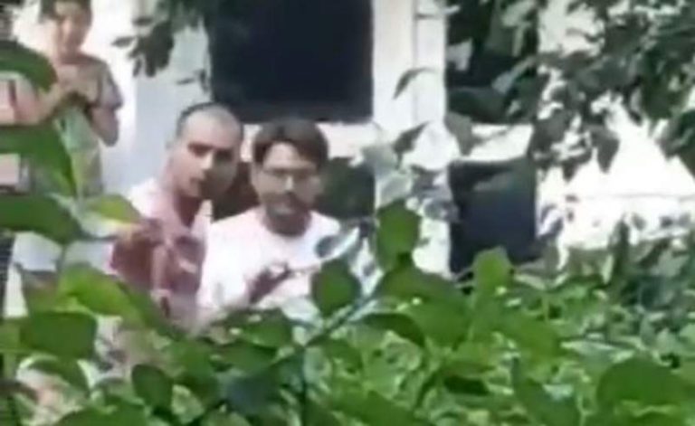 În faţa copiilor îngroziţi: O ceartă din cauza unui leagăn a degenerat într-o bătaie cu pumni şi picioare între taţi VIDEO