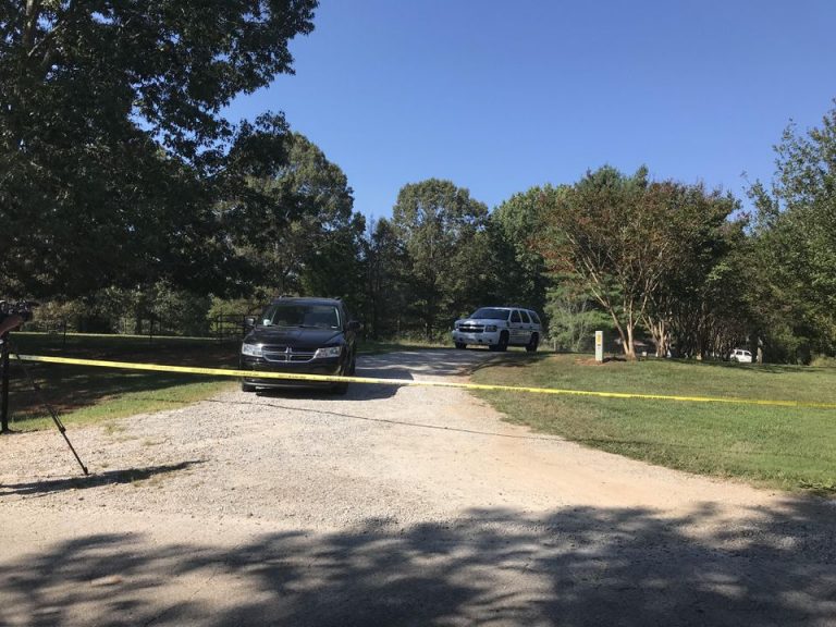 Un băiat de 14 ani şi-a ucis întreaga familie, apoi a sunat la poliţie