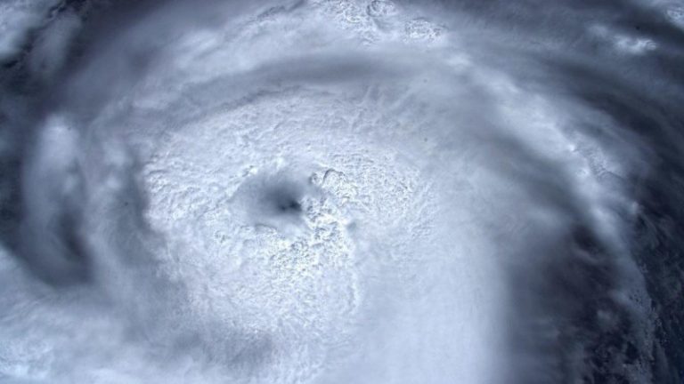 Uraganul Dorian: rafale de vânt de 260 km/h