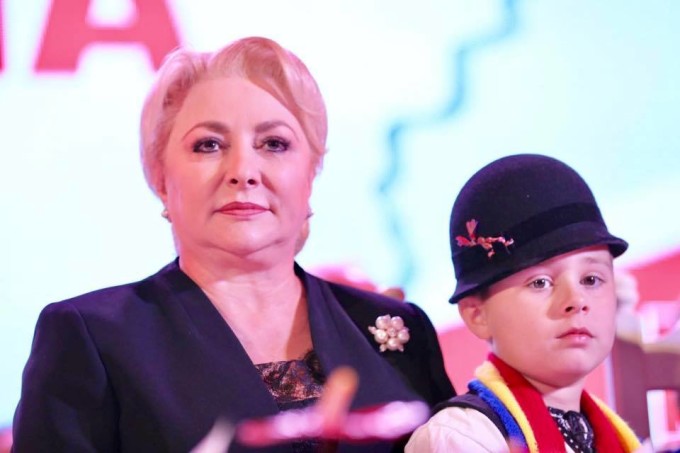 Viorica Dăncilă a pus un copil să o aplaude la o acțiune organizată de PSD Alba. VIDEO