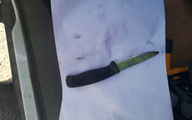 Polițist înjunghiat în centrul orașului. Se afla la plimbare cu copilul în brațe