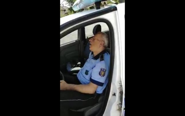 Polițist local, filmat în timp ce dormea în autospeciala de serviciu