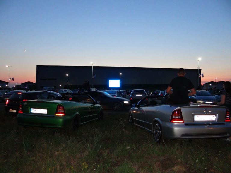 Sute de oameni, la cinemaul drive-in din Dumbrăvița
