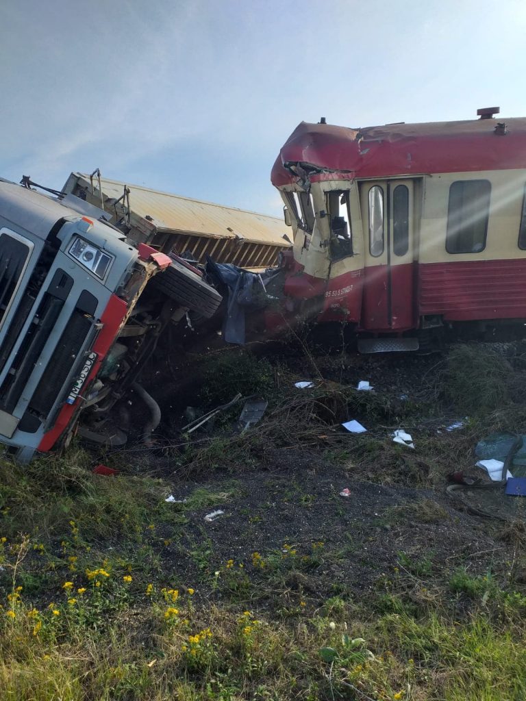 Camion lovit de tren pe calea ferată, în Timiș