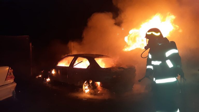 Mașină distrusă de flăcări, în apropiere de Timișoara VIDEO