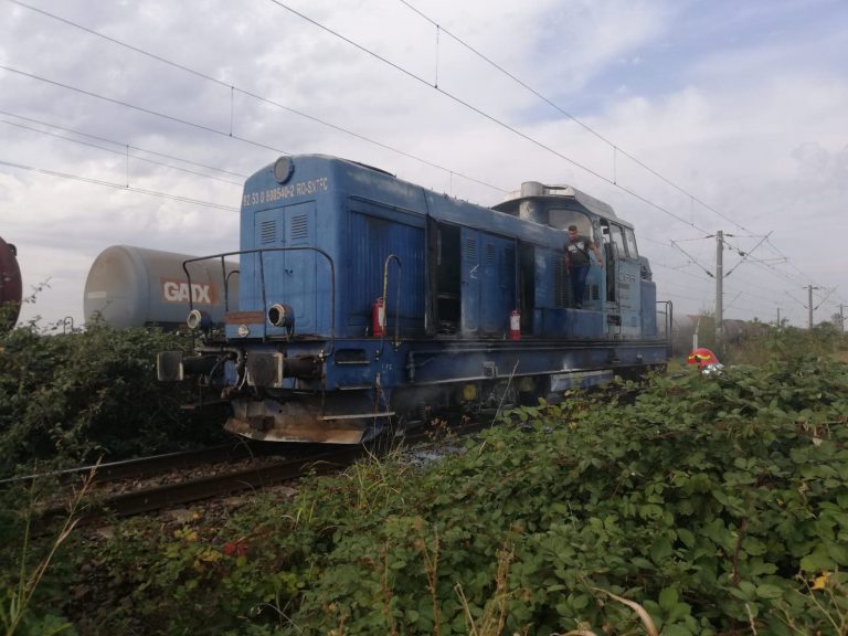 Locomotiva unui tren de călători a luat foc în Timiș FOTO