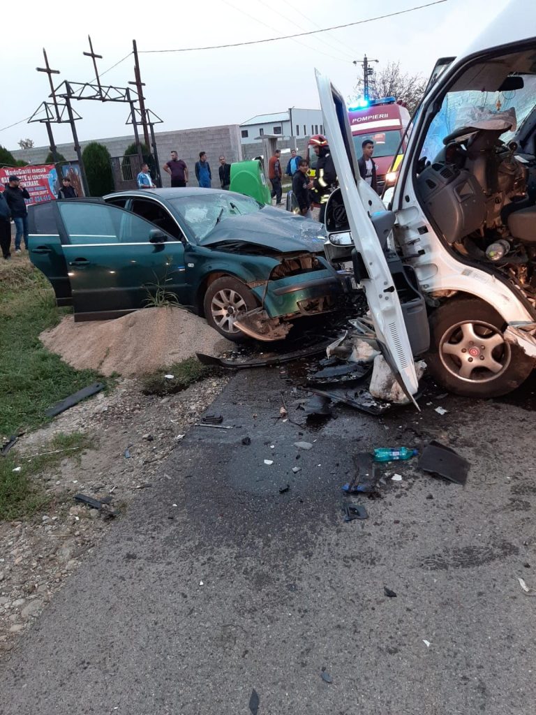 7 persoane, dintre care 4 copii, implicate într-un grav accident, în Lugoj