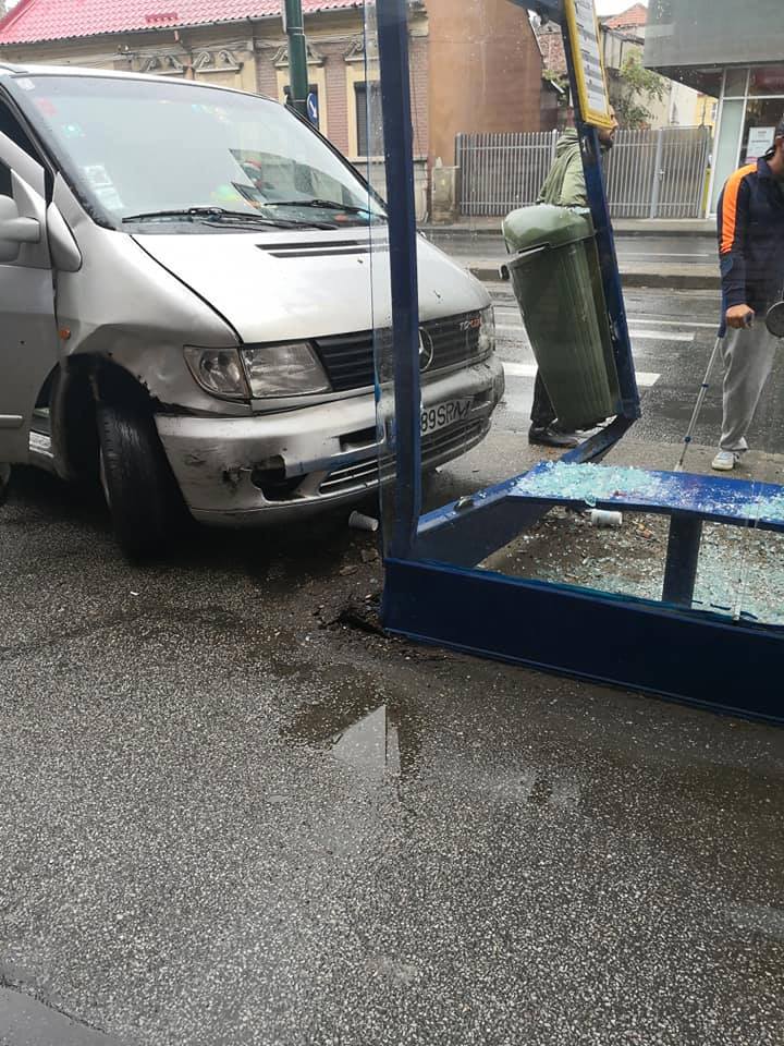 Stație STPT avariată și pieton rănit, după un accident în Timișoara