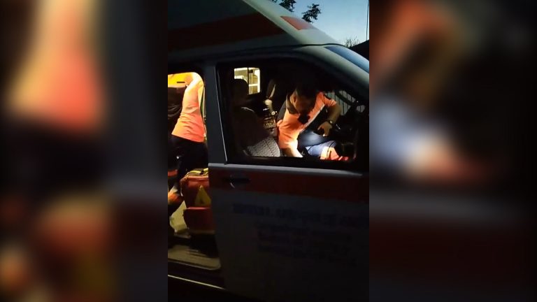 Angajat de la Ambulanță, filmat în timp ce scuipa un pacient! VIDEO